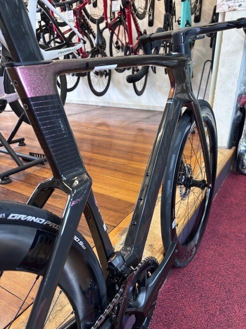 Merida Reacto 8000 Aero Bike / Ultegra Di2 / Rainbow Purple - Image 4