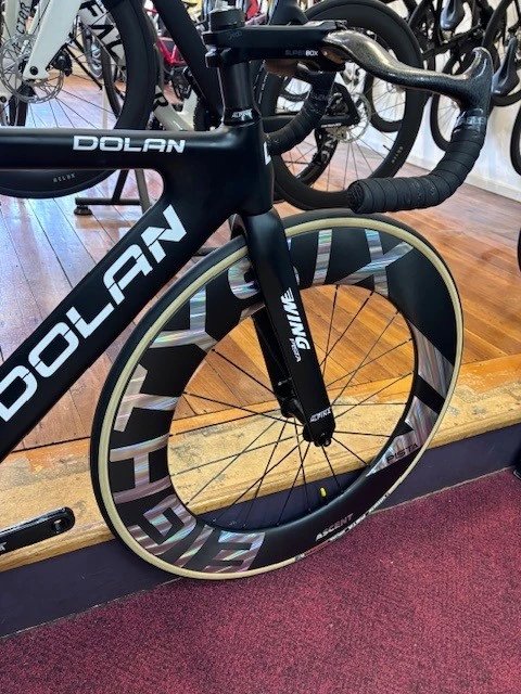 DOLAN Df4 Carbon Track Bike with Ascent 86 Carbon Wheelset - Image 3