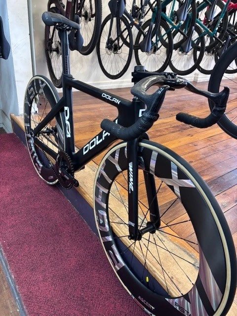 DOLAN Df4 Carbon Track Bike with Ascent 86 Carbon Wheelset - Image 2