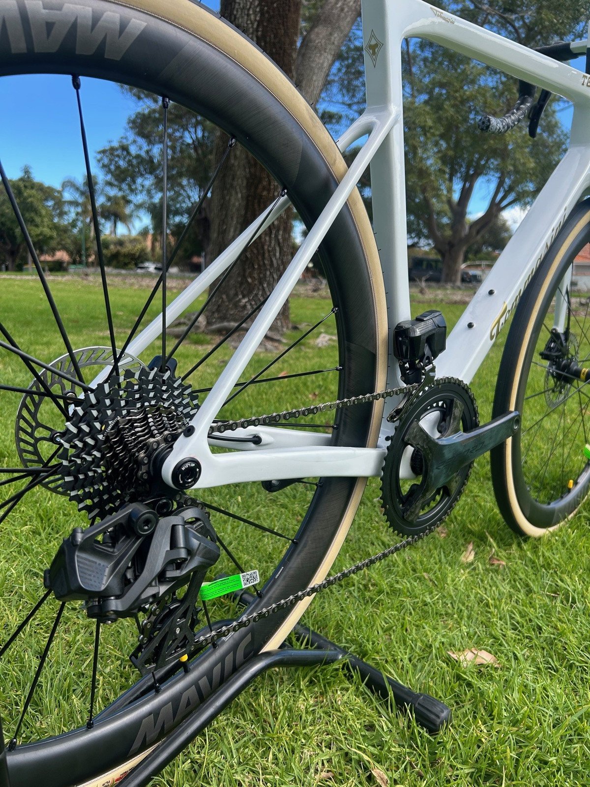 Tommasini T68 Campagnolo Record 13 Mavic Cosmic SLR Wheelset - Image 4